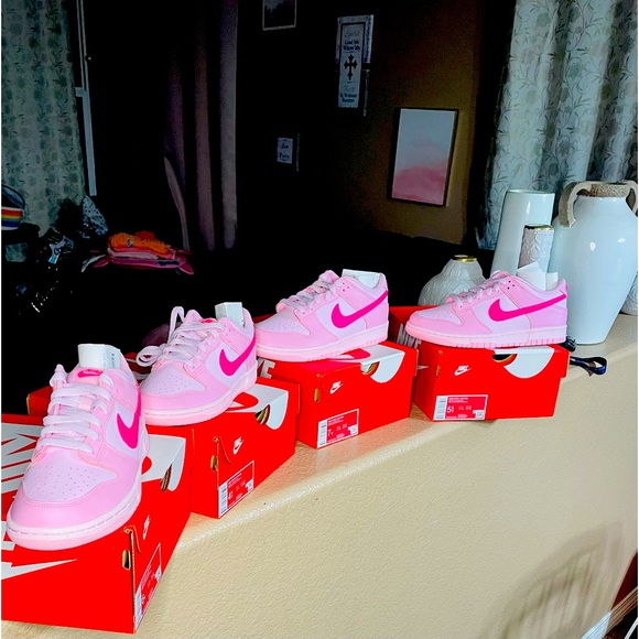 Nike dunks triple pink multiple size ( scamers stop i dnt text outside app) - Picture 1 of 9